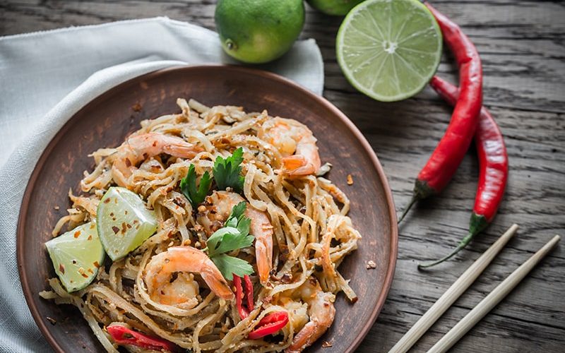 thai-fried-rice-noodles-with-shrimps-PK9BAQ7-min-1.jpg